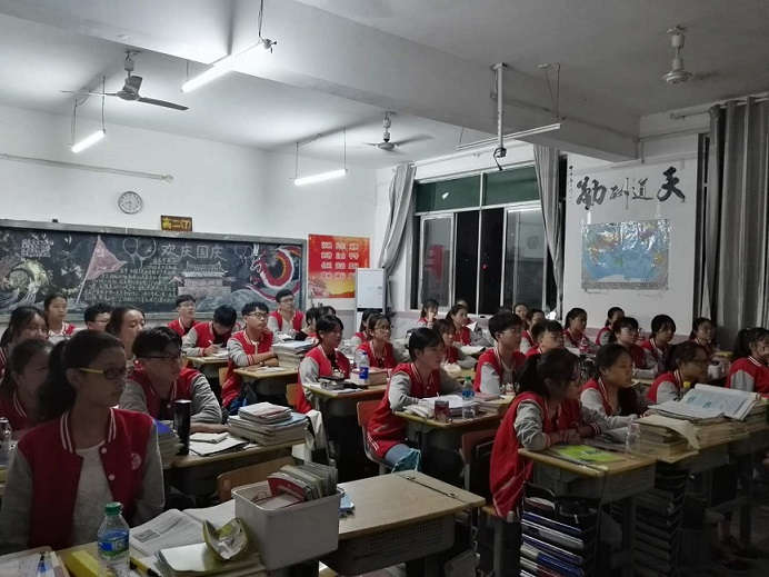 觀看愛國(guó)主義電影2.jpg 觀看愛國(guó)主義電影2.jpg